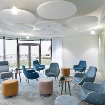 Insonoriser un plafond avec un îlot suspendu acoustique à Namur